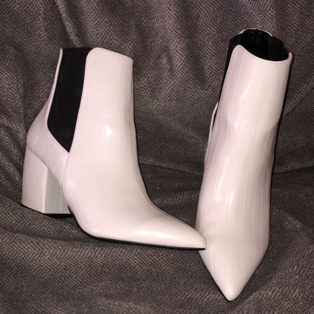 Qupid white snakeskin booties 7.5